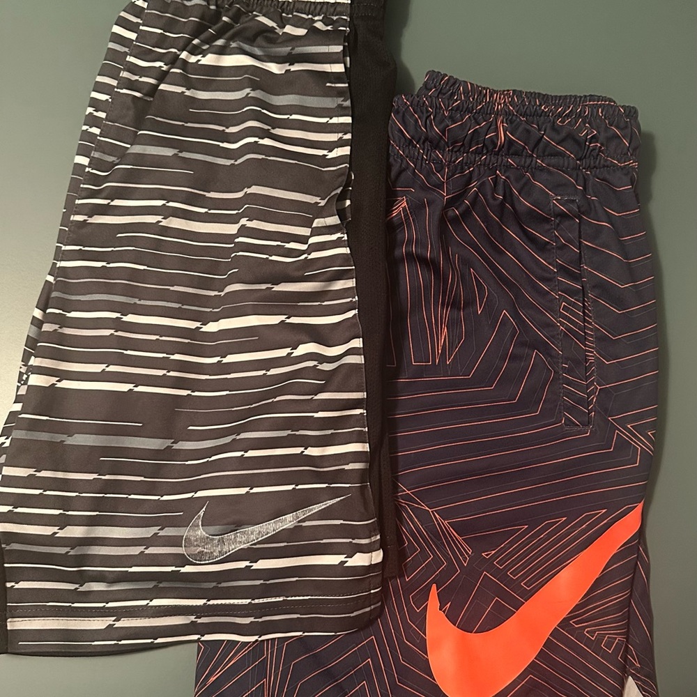 Nike Youth Medium Basketball shorts. Pockets Dri-fit